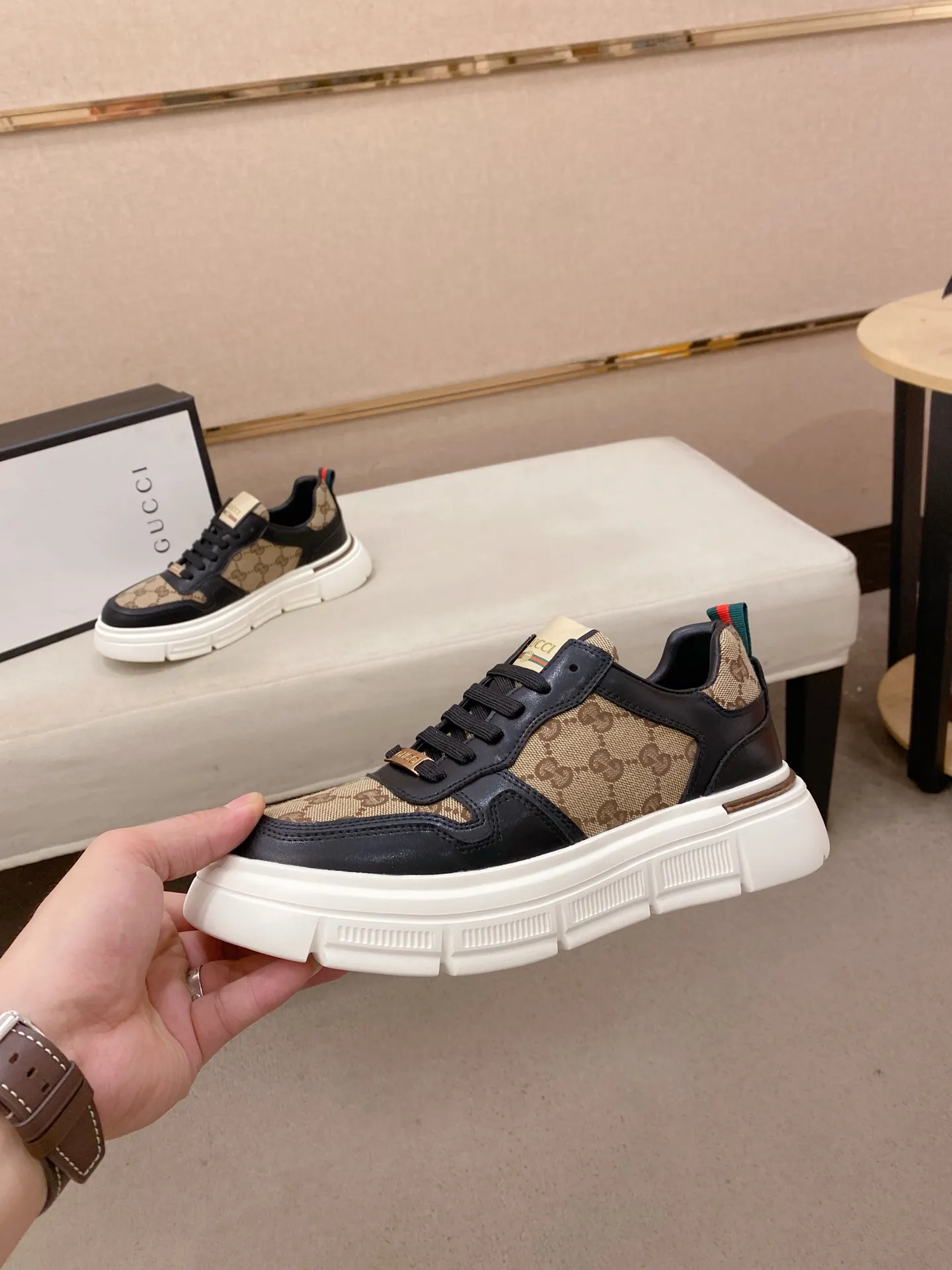 Men's shoes💰 400💰The new GUCCI (Gucci) counters are launched simultaneously. The new men's shoes, 😘fabrics are selected from imported cowhide, and the lining is sheepskin lining. 👍🏿 High-end ☄️ air-cushion molded anti-slip rubber outsole, exquisite lines, simple and elegant, comfortable and high-end for leisure travel. Code number: 38 to 44 (45 can be customized and cannot be returned or exchanged)